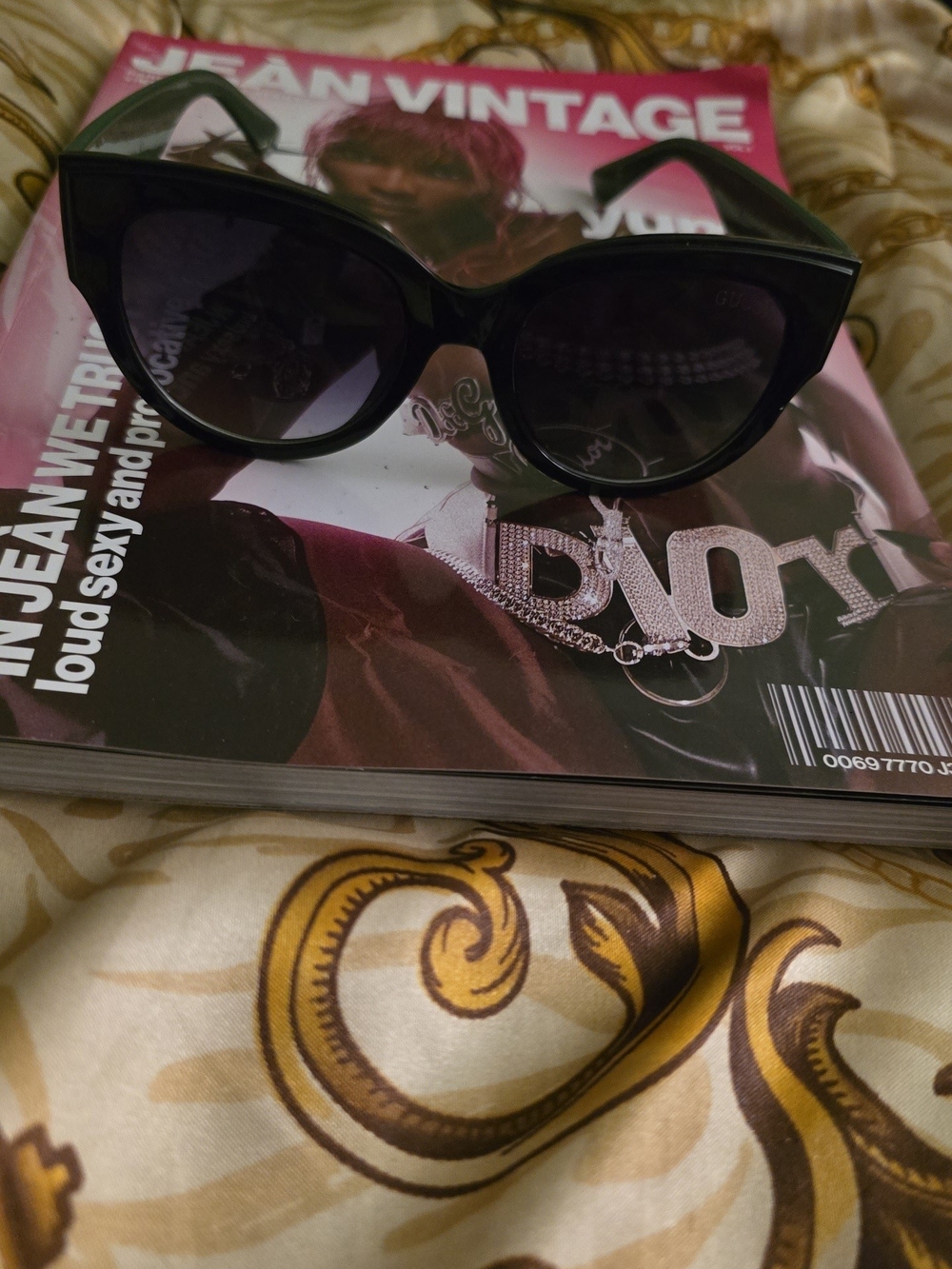 Gucci Black Cat-Eye Sunglasses with Dark Lenses